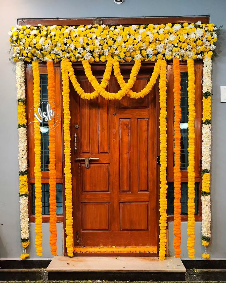 Poornima  Sahu - Entry gate decoration bohot welcoming lag raha tha. Flowers bohot fresh the.