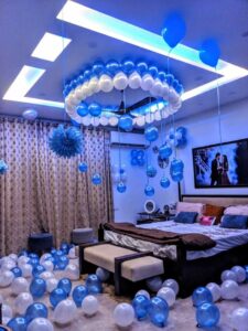 Aman Bansod - Room décor bohot cozy aur clean lag raha tha. Lights aur balloons perfectly arranged.”